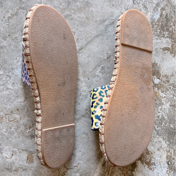 Iridescent animal print sandals size 10 - Picture 3 of 3